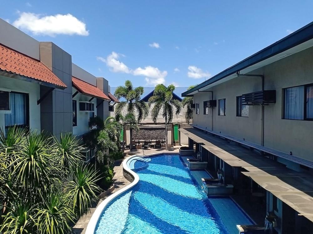 Circle Inn Hotel And Suites Bacolod Exterior photo