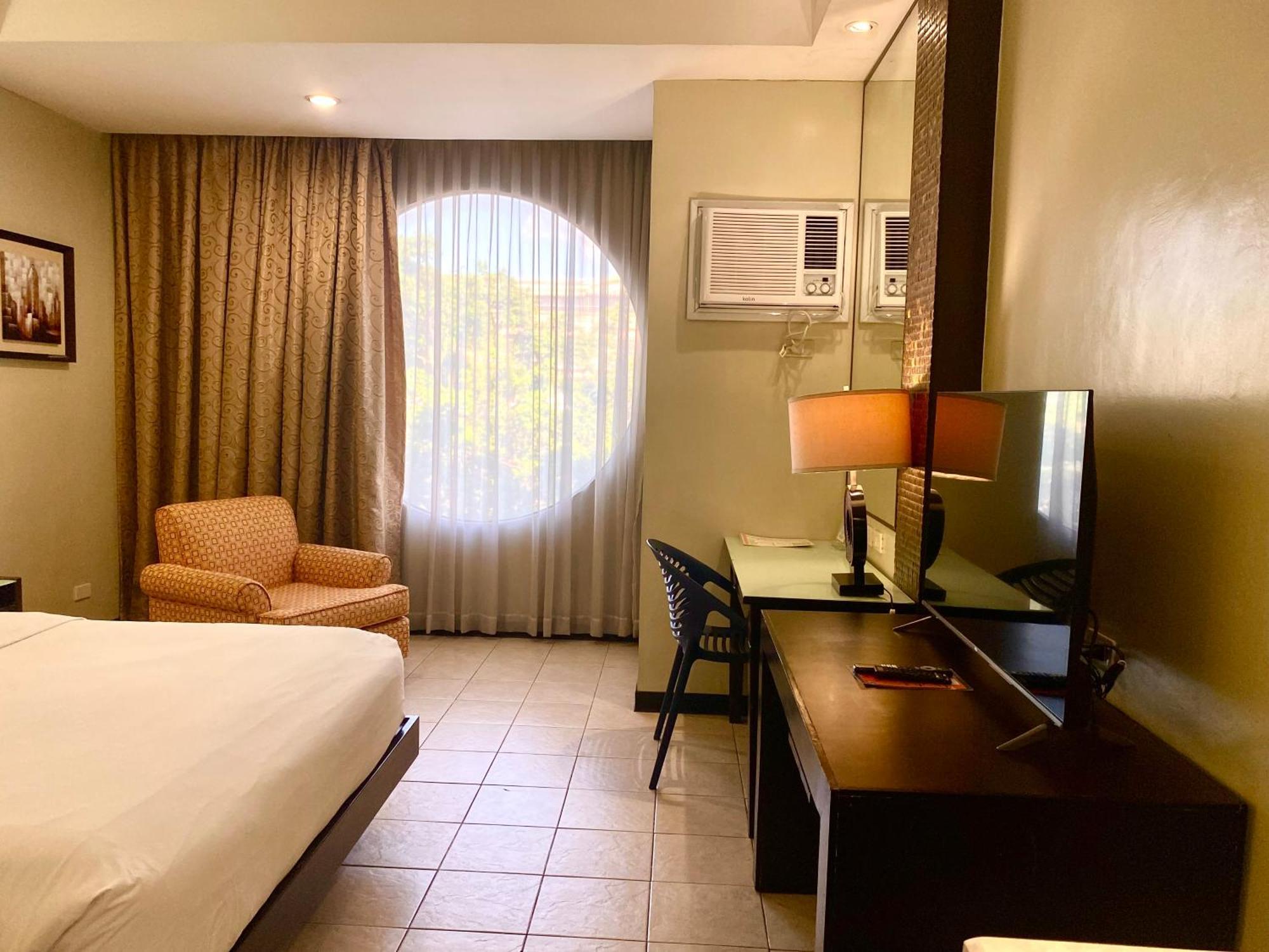 Circle Inn Hotel And Suites Bacolod Exterior photo