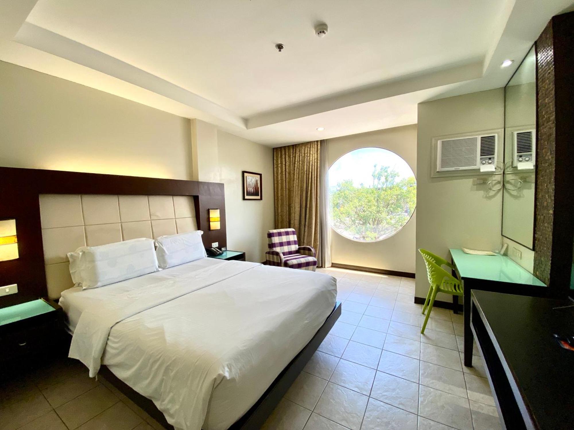 Circle Inn Hotel And Suites Bacolod Exterior photo
