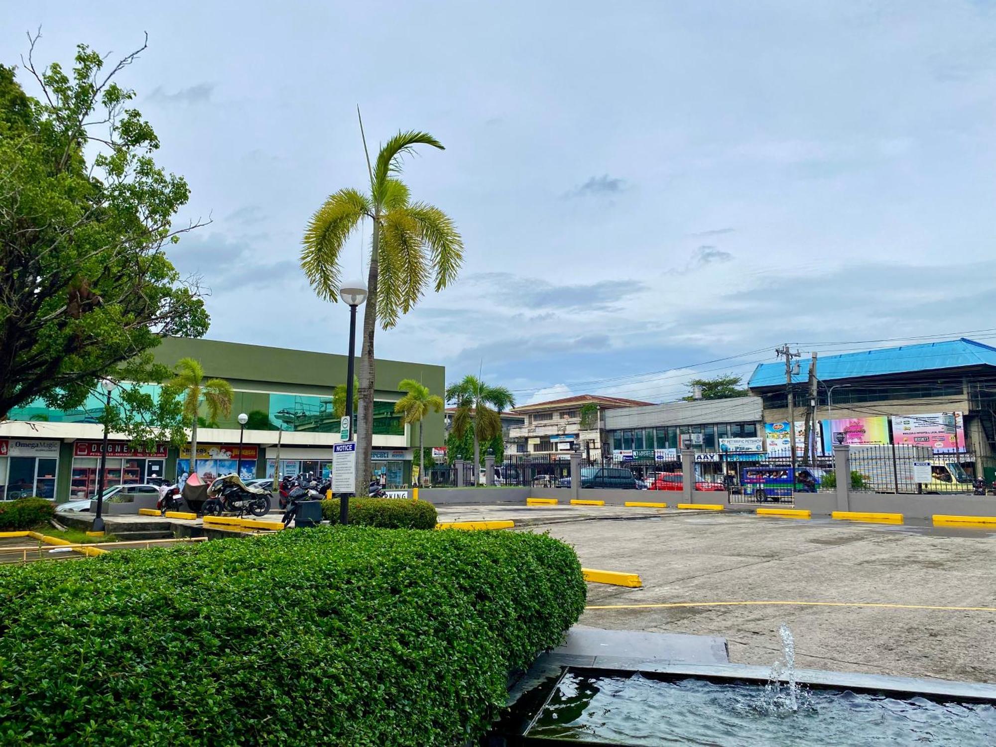 Circle Inn Hotel And Suites Bacolod Exterior photo