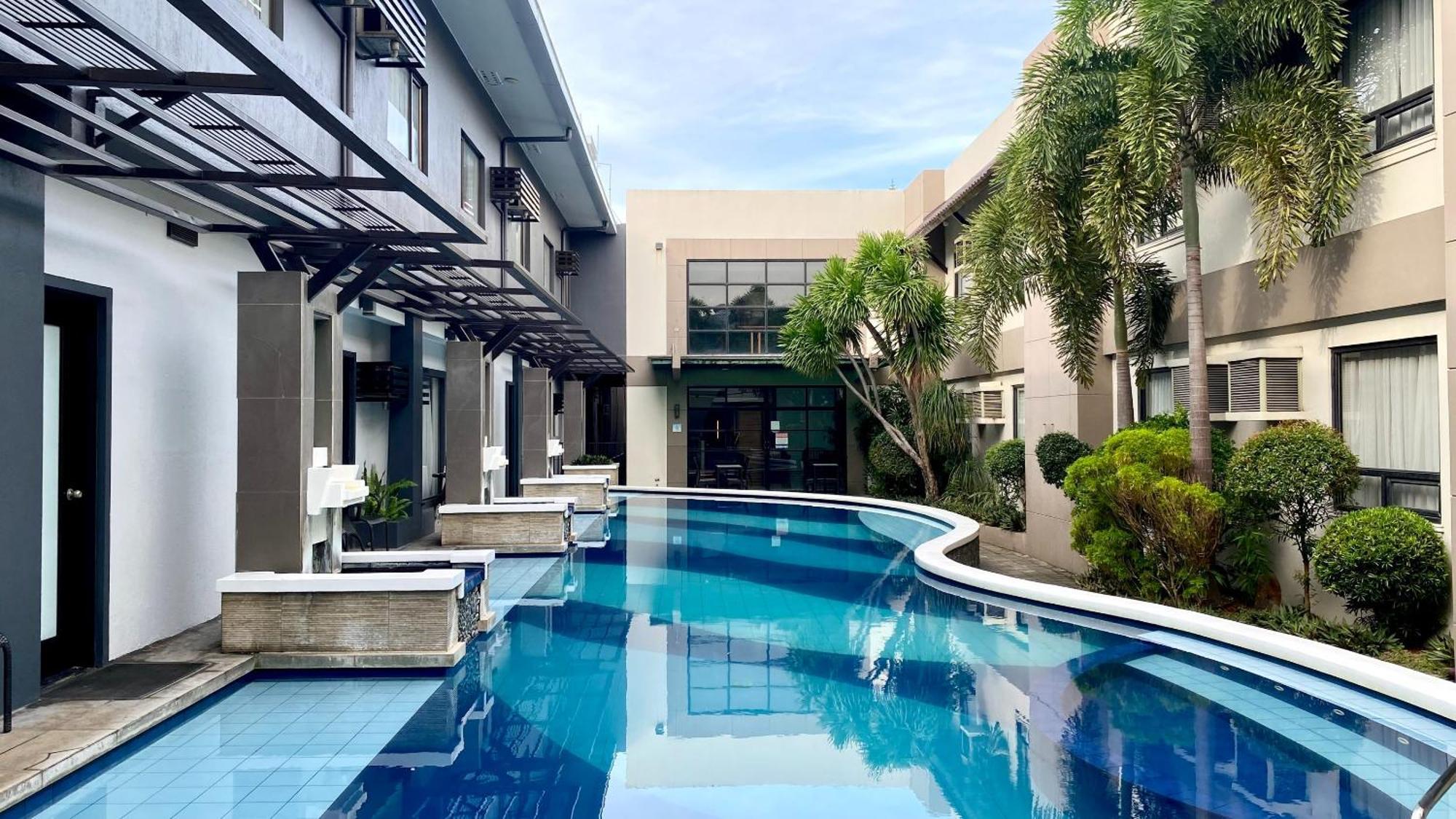 Circle Inn Hotel And Suites Bacolod Exterior photo