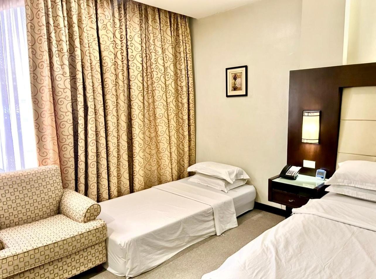Circle Inn Hotel And Suites Bacolod Exterior photo