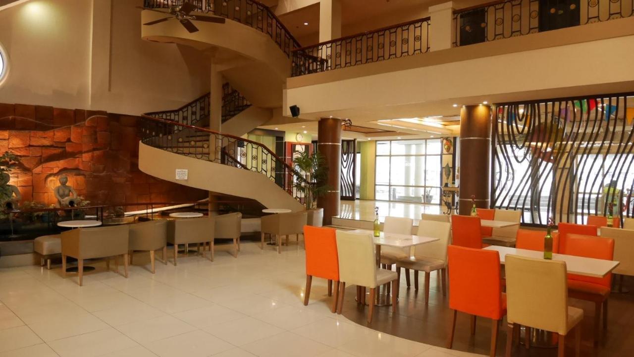 Circle Inn Hotel And Suites Bacolod Exterior photo